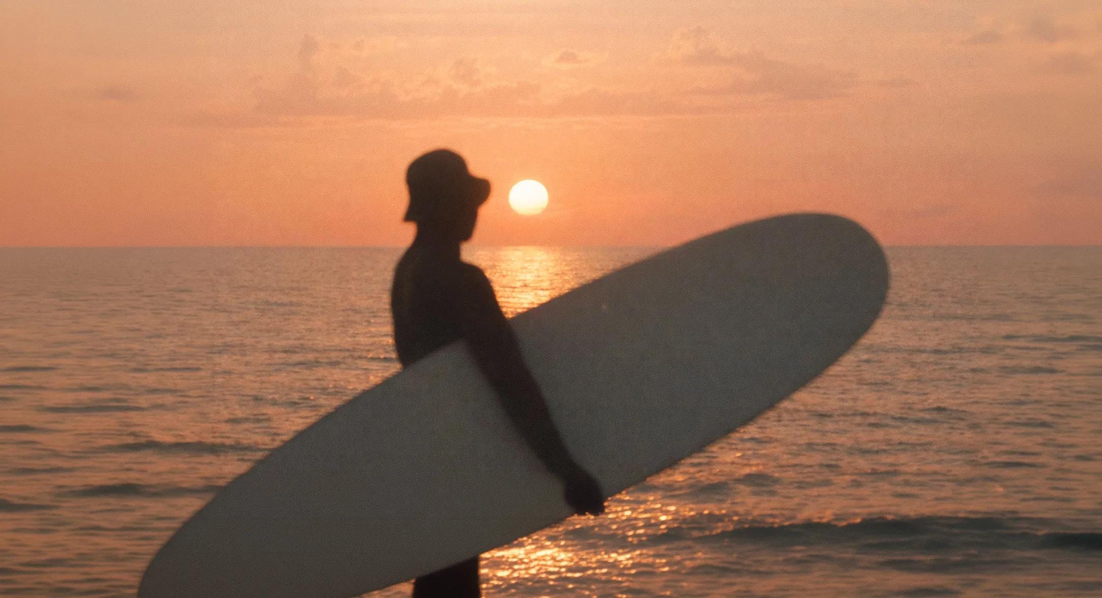 Donna con capelli biondi al vento, seduta in un'auto con il braccio fuori dal finestrino