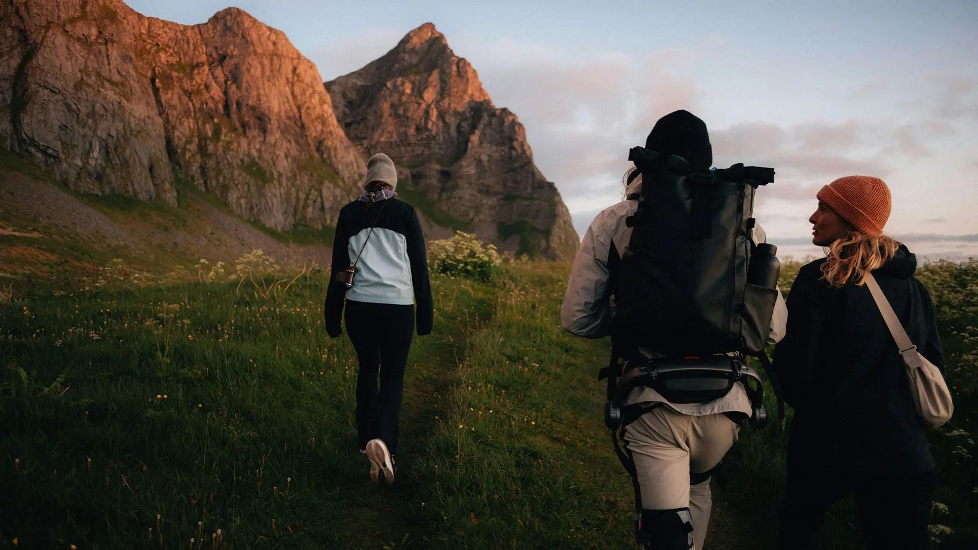 Donna con capelli biondi al vento, seduta in un'auto con il braccio fuori dal finestrino